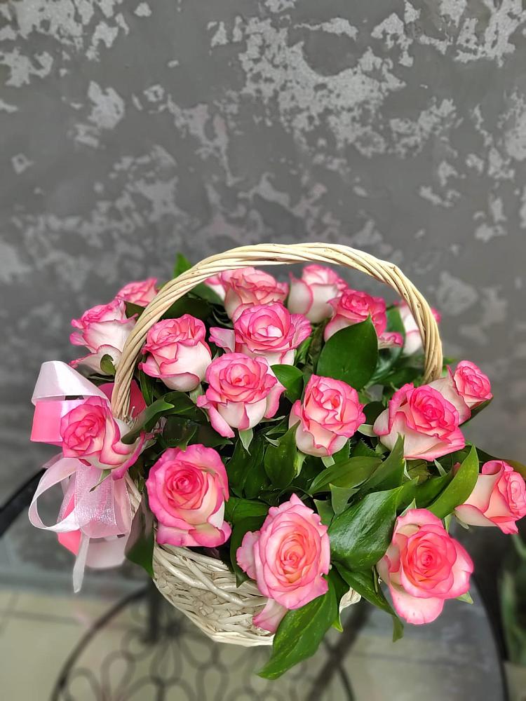 Цветочная композиция из Розы в корзине в Яя