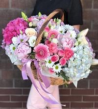 Композиция солнечный день в Яя Цветочная композиция из Розы, Хризантемы, Пионы и Лизиантусы в корзине в Яя