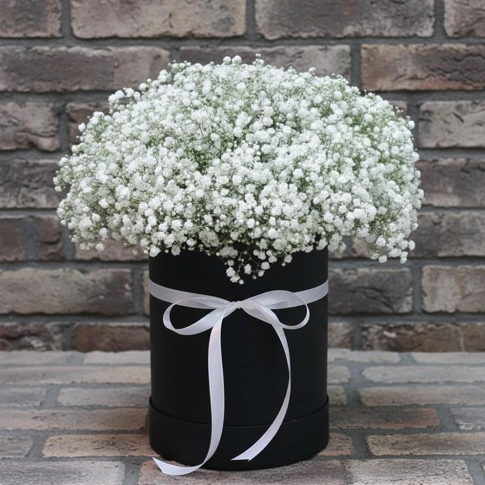 Цветочная композиция из Гипсофила в шляпной коробке в Яя