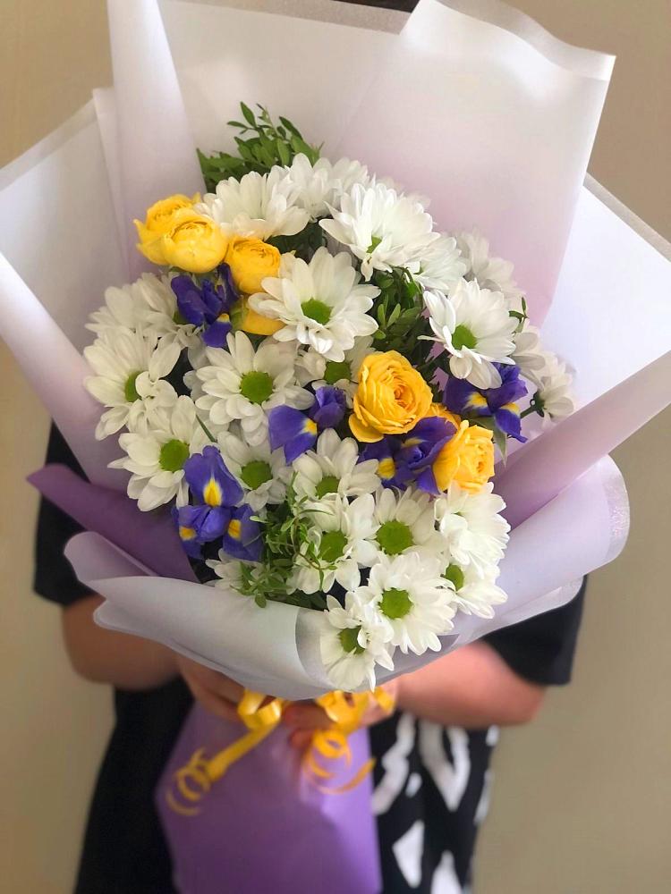 Букет цветов из: Ирисы, Хризантемы и Розы в Яя