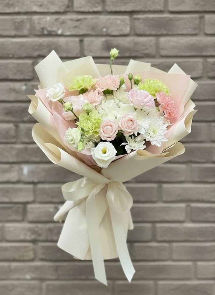 Букет цветов из: Гвоздики, Розы, Лизиантусы и Хризантемы в Яя