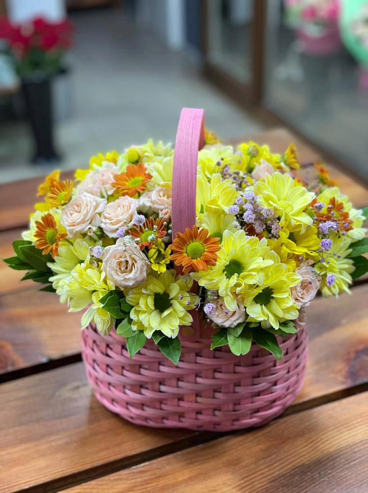 Цветочная композиция из Хризантемы и Розы в корзине в Яя