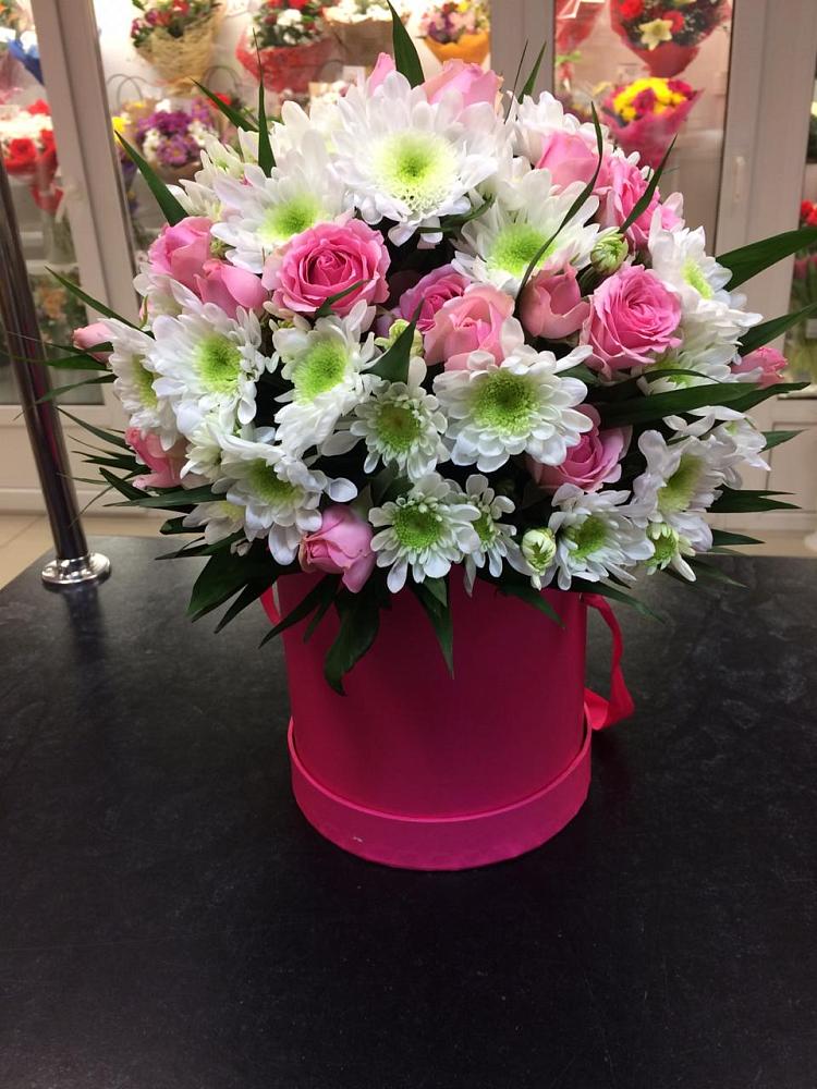 Цветочная композиция из Розы и Хризантемы в шляпной коробке в Яя