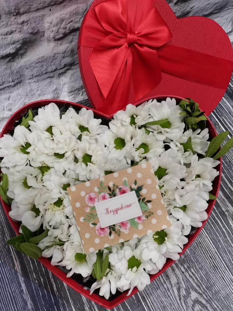 Цветочная композиция из Хризантемы в виде сердца в Яя