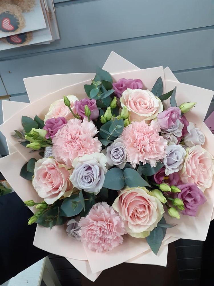 Букет цветов из: Розы, Гвоздики и Лизиантусы в Яя