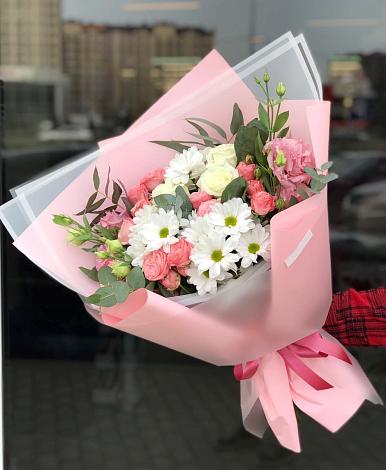 Букет цветов из: Розы, Лизиантусы и Хризантемы в Яя