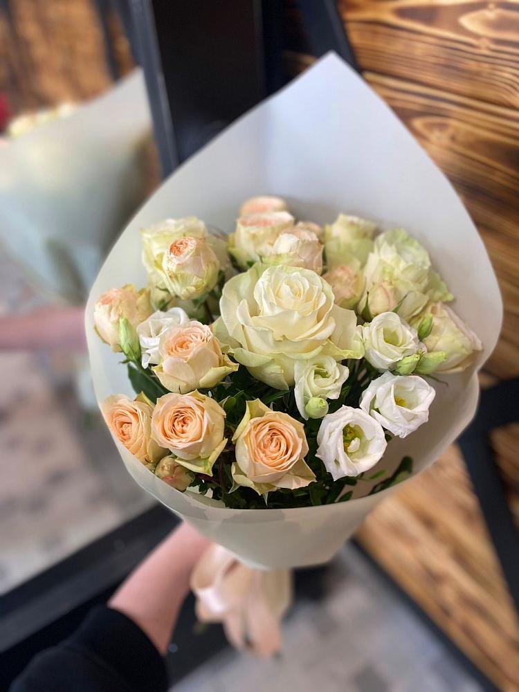 Букет цветов из: Розы и Лизиантусы в Яя